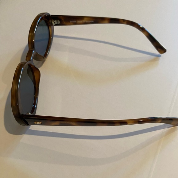 Le Specs Outta Love in Tort & Green - Picture 6 of 6